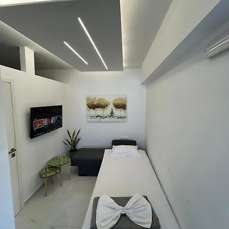 Clementine Rhodes - Car Available *