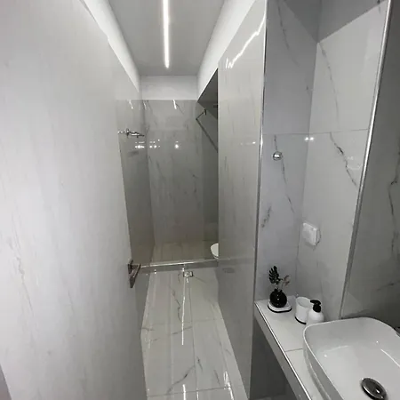 Clementine Rhodes - Breakfast Included & Car Available *