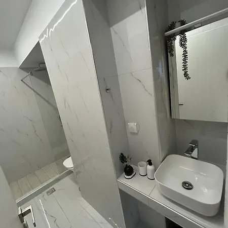 Clementine Rhodes - Car Available * Rhodes City