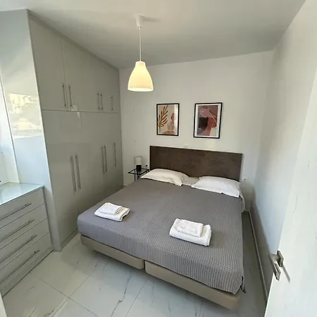 Clementine Rhodes - Car Available Apartment *