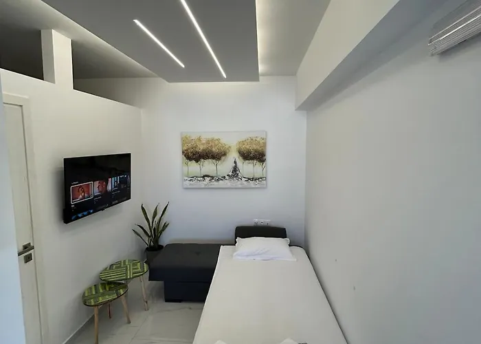 Clementine Rhodes - Car Available *